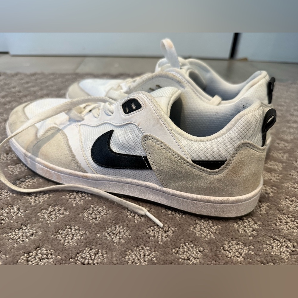 Nike Alleyoop men’s White and Black Sneakers